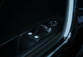 Подержанный автомобиль Peugeot 208 2013 года (9 фото)