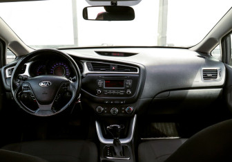 Подержанный автомобиль Kia Ceed Hatchback 2017 года (18 фото)