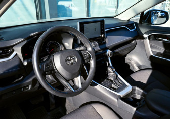 Подержанный автомобиль Toyota RAV4 2021 года (14 фото)
