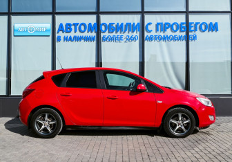 Подержанный автомобиль Opel Astra Hatchback 2012 года (6 фото)
