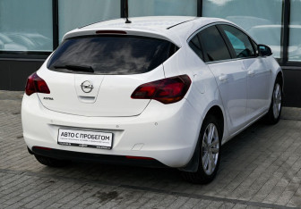 Подержанный автомобиль Opel Astra Hatchback 2011 года (5 фото)