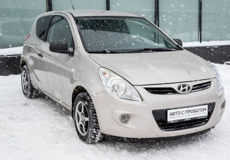 Подержанный автомобиль Hyundai i20 2010 года (8 фото)