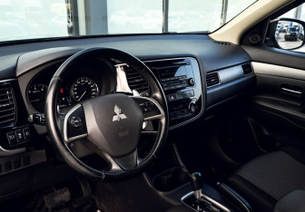 Подержанный автомобиль Mitsubishi Outlander 2013 года (14 фото)
