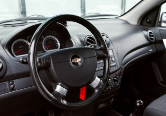 Подержанный автомобиль Chevrolet Aveo Sedan 2010 года (13 фото)