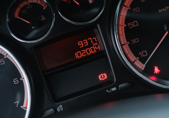 Подержанный автомобиль Peugeot 408 2014 года (15 фото)