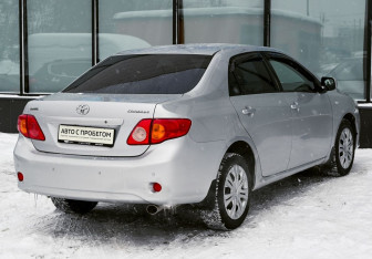 Подержанный автомобиль Toyota Corolla Sedan 2007 года (5 фото)