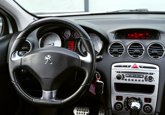 Подержанный автомобиль Peugeot 408 2016 года (17 фото)