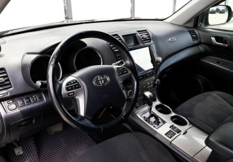 Подержанный автомобиль Toyota Highlander 2012 года (15 фото)