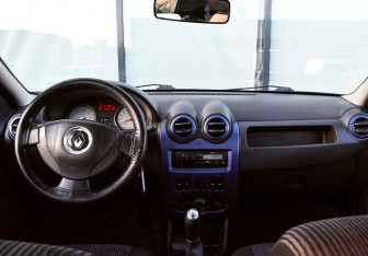 Подержанный автомобиль Renault Logan Sedan 2011 года (12 фото)