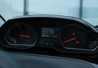 Подержанный автомобиль Peugeot 208 2013 года (12 фото)