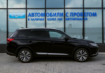 Подержанный автомобиль Mitsubishi Outlander 2019 года (6 фото)