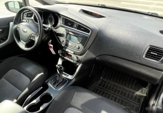 Подержанный автомобиль Kia Ceed Hatchback 2017 года (10 фото)