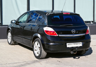 Подержанный автомобиль Opel Astra Hatchback 2005 года (3 фото)
