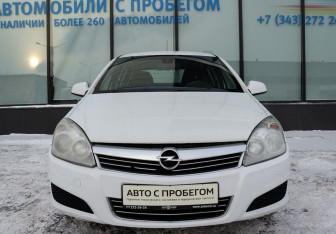 Подержанный автомобиль Opel Astra Hatchback 2012 года (8 фото)