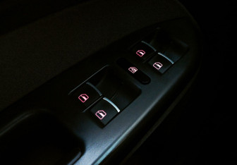 Подержанный автомобиль Volkswagen Touran 2012 года (12 фото)