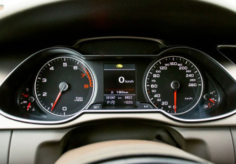 Подержанный автомобиль Audi A4 Sedan 2013 года (11 фото)