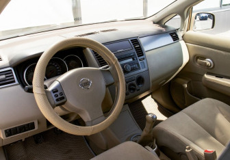 Подержанный автомобиль Nissan Tiida Hatchback 2007 года (17 фото)