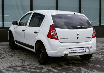 Подержанный автомобиль Renault Sandero 2011 года (3 фото)