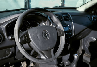 Подержанный автомобиль Renault Sandero 2015 года (15 фото)
