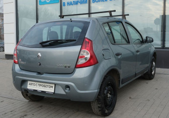 Подержанный автомобиль Renault Sandero 2010 года (5 фото)