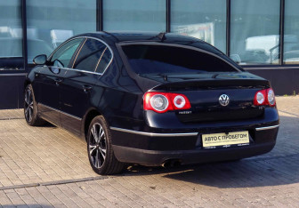 Подержанный автомобиль Volkswagen Passat Sedan 2010 года (3 фото)