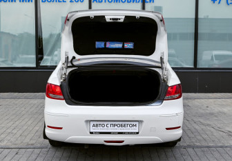 Подержанный автомобиль Peugeot 408 2013 года (18 фото)