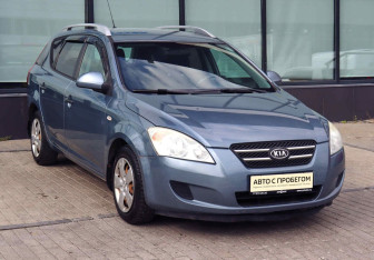 Подержанный автомобиль Kia Ceed Wagon 2008 года (7 фото)