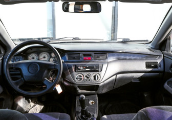 Подержанный автомобиль Mitsubishi Lancer Sedan 2004 года (15 фото)