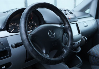 Подержанный автомобиль Mercedes-Benz Viano 2010 года (9 фото)