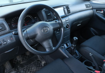 Подержанный автомобиль Toyota Corolla Sedan 2005 года (9 фото)