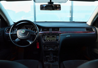 Подержанный автомобиль Skoda Superb Liftback 2012 года (18 фото)