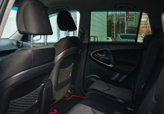 Подержанный автомобиль Toyota RAV4 2010 года (15 фото)