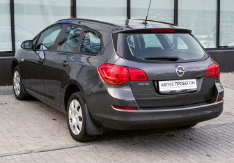 Подержанный автомобиль Opel Astra Wagon 2012 года (3 фото)