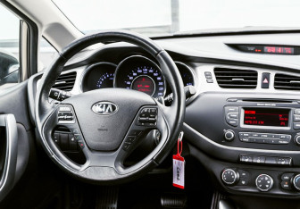 Подержанный автомобиль Kia Ceed Hatchback 2015 года (20 фото)