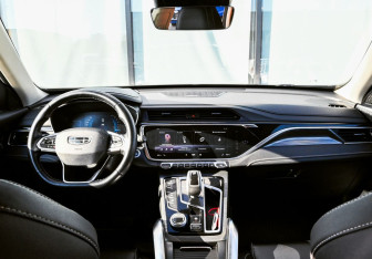 Подержанный автомобиль Geely Atlas Pro 2023 года (18 фото)
