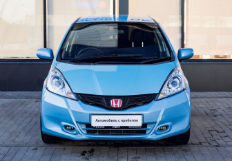 Подержанный автомобиль Honda Fit 2013 года (8 фото)