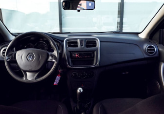 Подержанный автомобиль Renault Sandero 2017 года (18 фото)