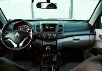 Подержанный автомобиль Mitsubishi L200 2012 года (15 фото)