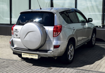 Подержанный автомобиль Toyota RAV4 2007 года (5 фото)