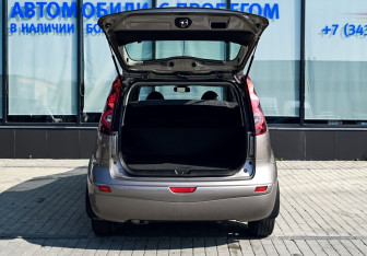 Подержанный автомобиль Nissan Note 2012 года (19 фото)