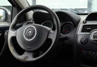 Подержанный автомобиль Renault Megane Sedan 2007 года (17 фото)