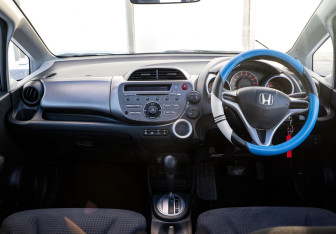 Подержанный автомобиль Honda Fit 2008 года (10 фото)