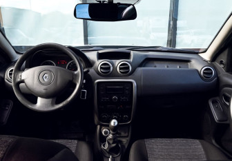 Подержанный автомобиль Renault Duster 2014 года (16 фото)
