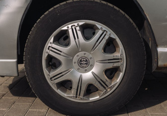 Подержанный автомобиль Nissan Cube 2001 года (17 фото)