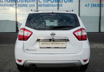 Подержанный автомобиль Nissan Terrano 2015 года (4 фото)