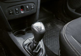 Подержанный автомобиль Renault Sandero 2015 года (14 фото)