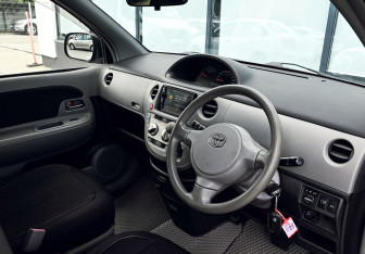 Подержанный автомобиль Toyota Sienta 2010 года (13 фото)