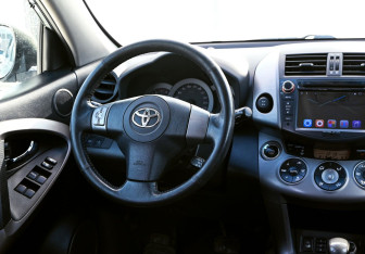 Подержанный автомобиль Toyota RAV4 2007 года (11 фото)