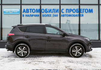 Подержанный автомобиль Toyota RAV4 2018 года (6 фото)