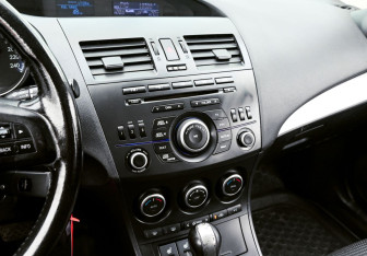 Подержанный автомобиль Mazda 3 Hatchback 2011 года (13 фото)